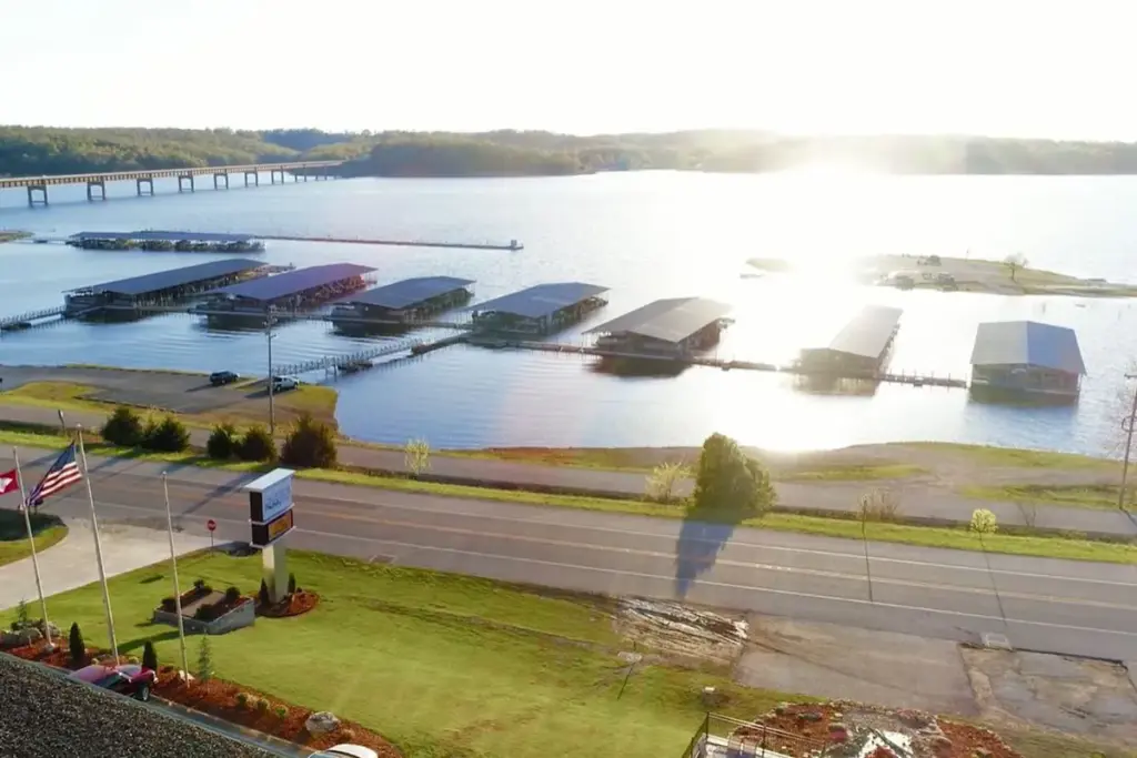 Lake Norfolk Inn dock on lake